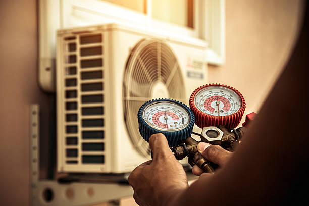 Professional Hvac technician working in Collinsville, IL